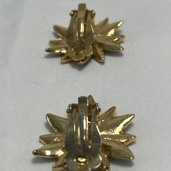 VINTAGE J.J. Xmas/Holiday Poinsettia Brooch/ Clip Earring Set. - Picture 3 of 7